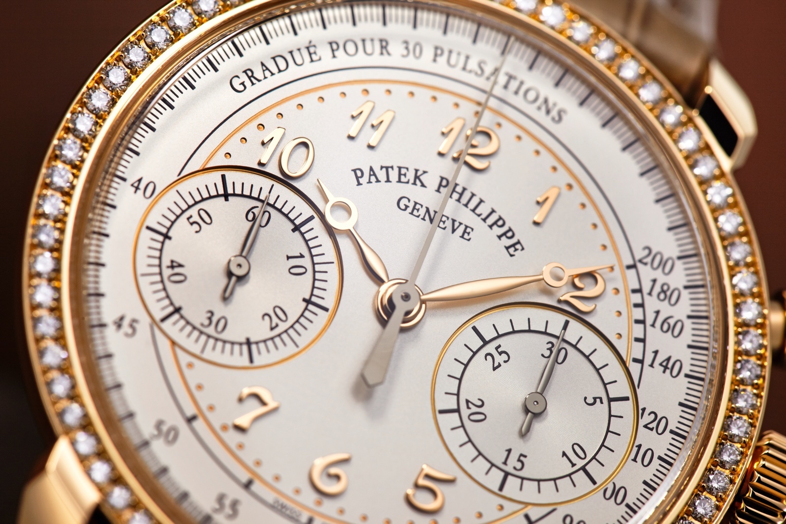 The exquisite silver dials have classic and delicate designs, revealing a great beauty. 