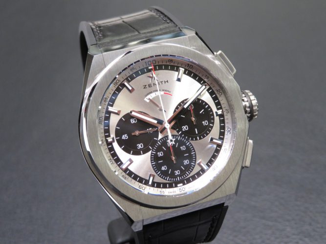The silver and black contrasting dials have strong and practical functions. 