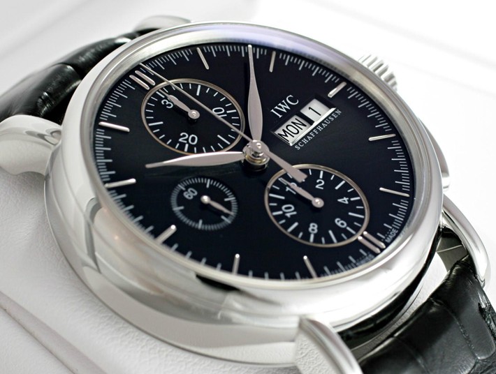 The black leather strap matches the black dial excellently.