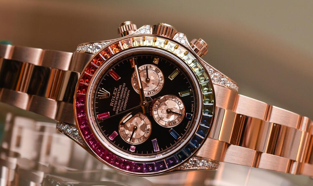 The highlight of this Rolex Daytona must be the colorful gemstones with a hue of rainbow.