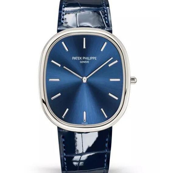 The bright blue leather strap matches the blue dial excellently.