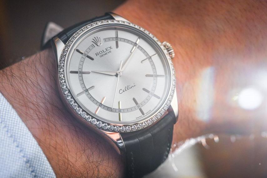 The black leather straps copy watches have silvery dials.
