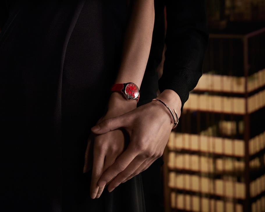 The female fake watches are in red.