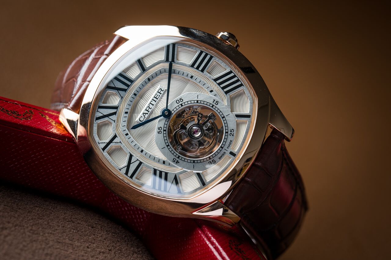 The silvery dials copy watches have tourbillons.