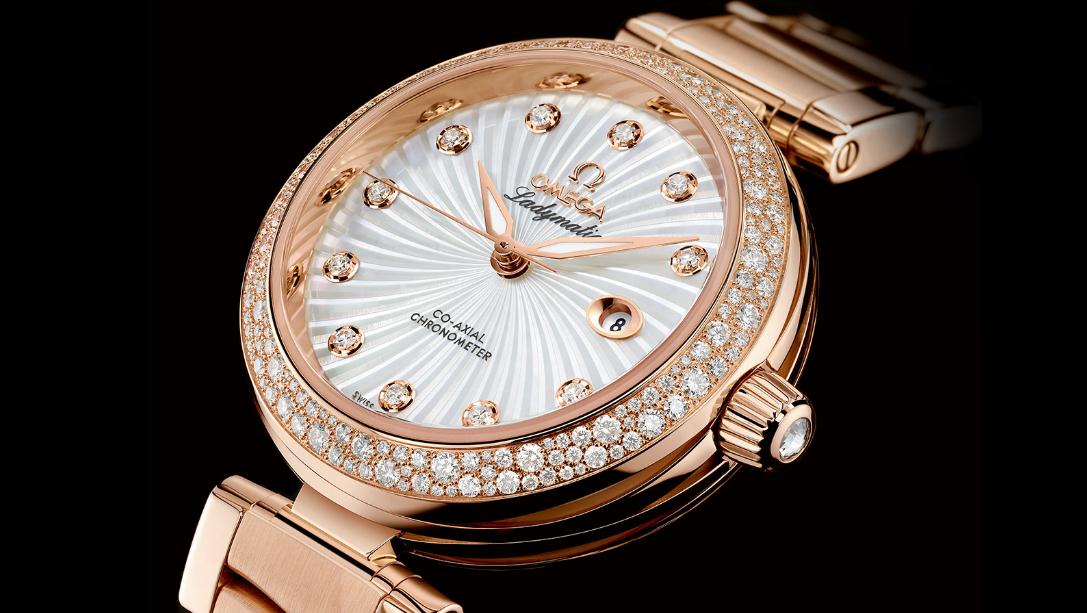 The white dials fake watches are decorated with diamonds.